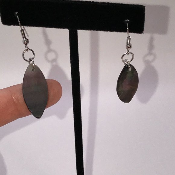 Black Lip Shell Dangle Earrings - Picture 2 of 6